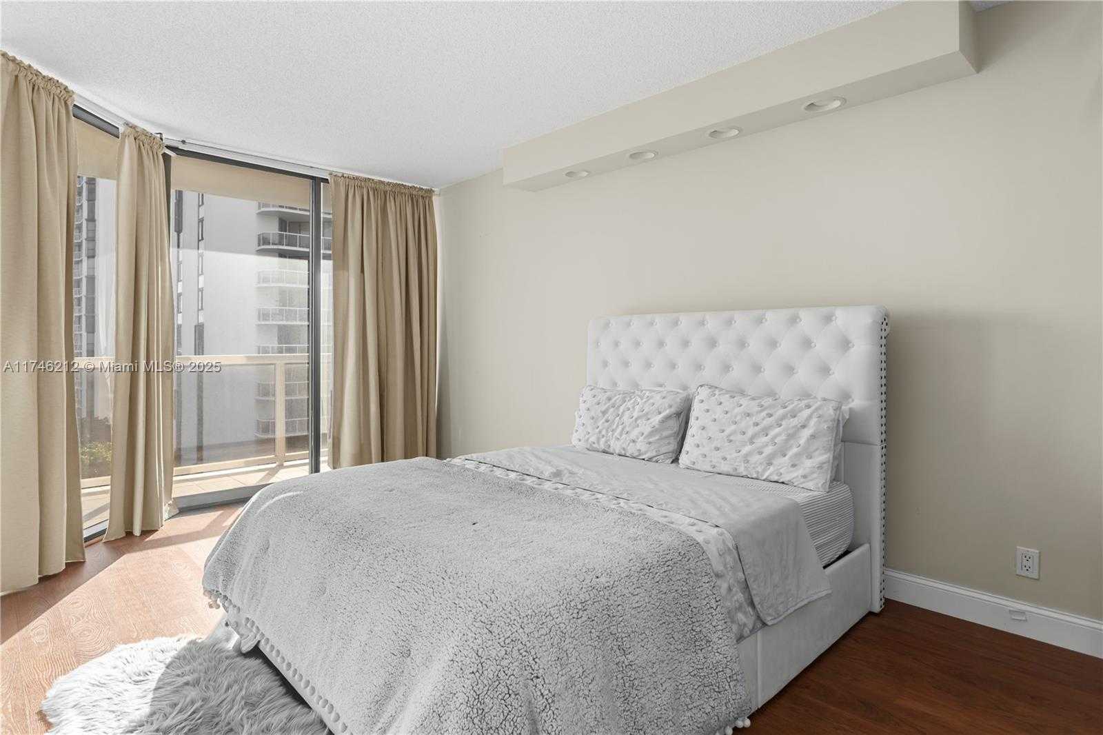 Small Image of 3600 YACHT CLUB DR #902, Aventura Number 15