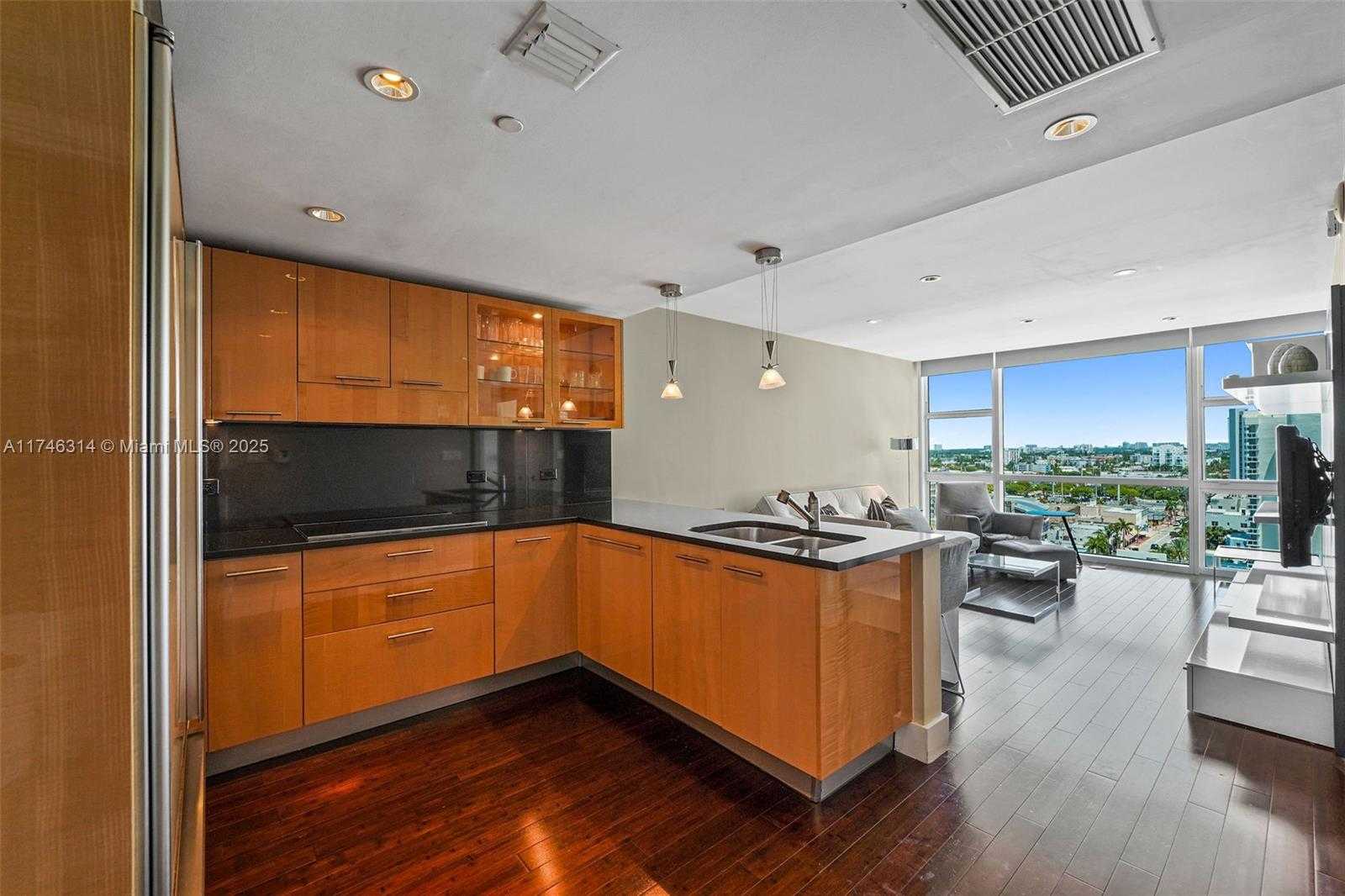 Small Image of 6801 COLLINS AVE #1214(door1203), Miami Beach Number 4