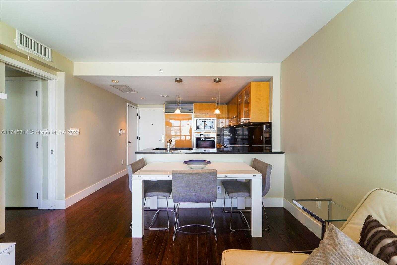 Small Image of 6801 COLLINS AVE #1214(door1203), Miami Beach Number 5