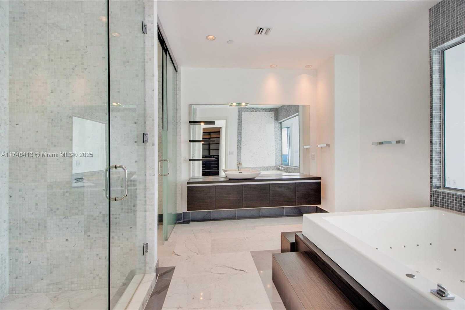 Small Image of 200 BISCAYNE BOULEVARD WAY #5304, Miami Number 10