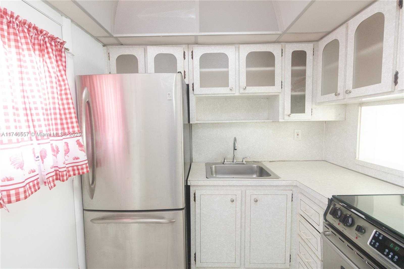 Small Image of 2930 POINT EAST DR #E107, Aventura Number 3