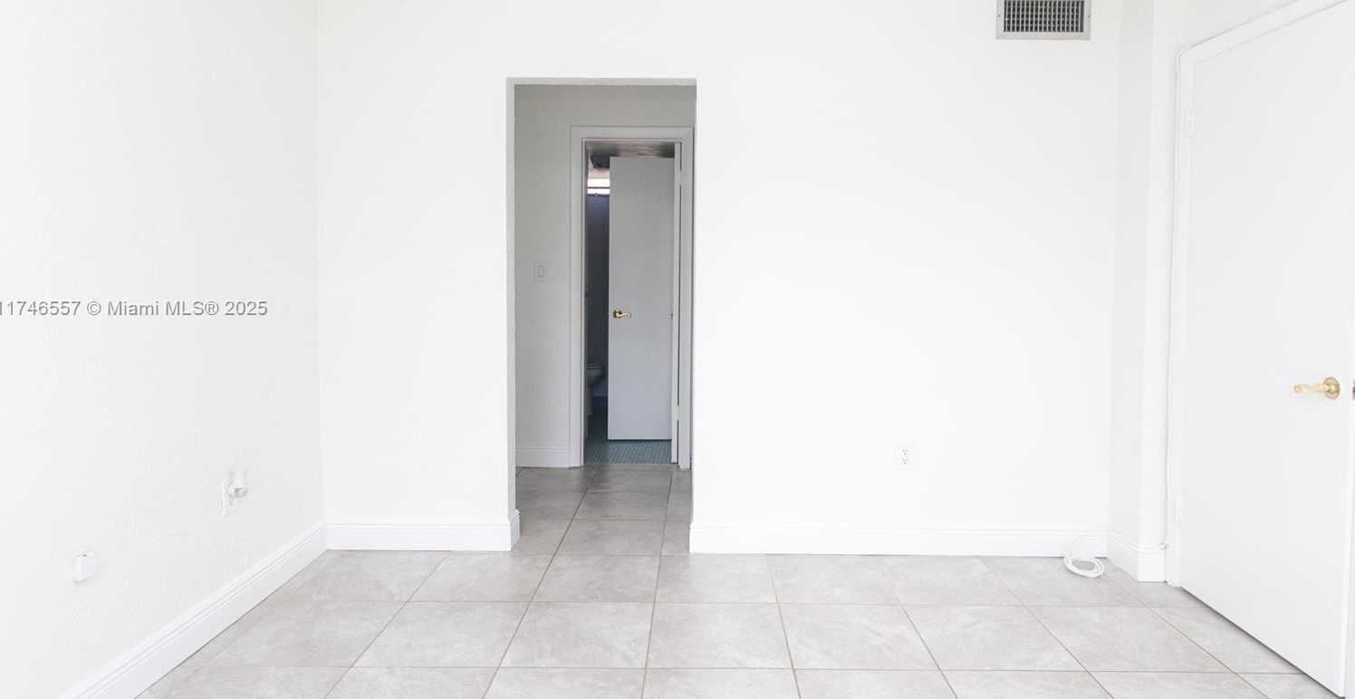 Small Image of 2930 POINT EAST DR #E107, Aventura Number 4