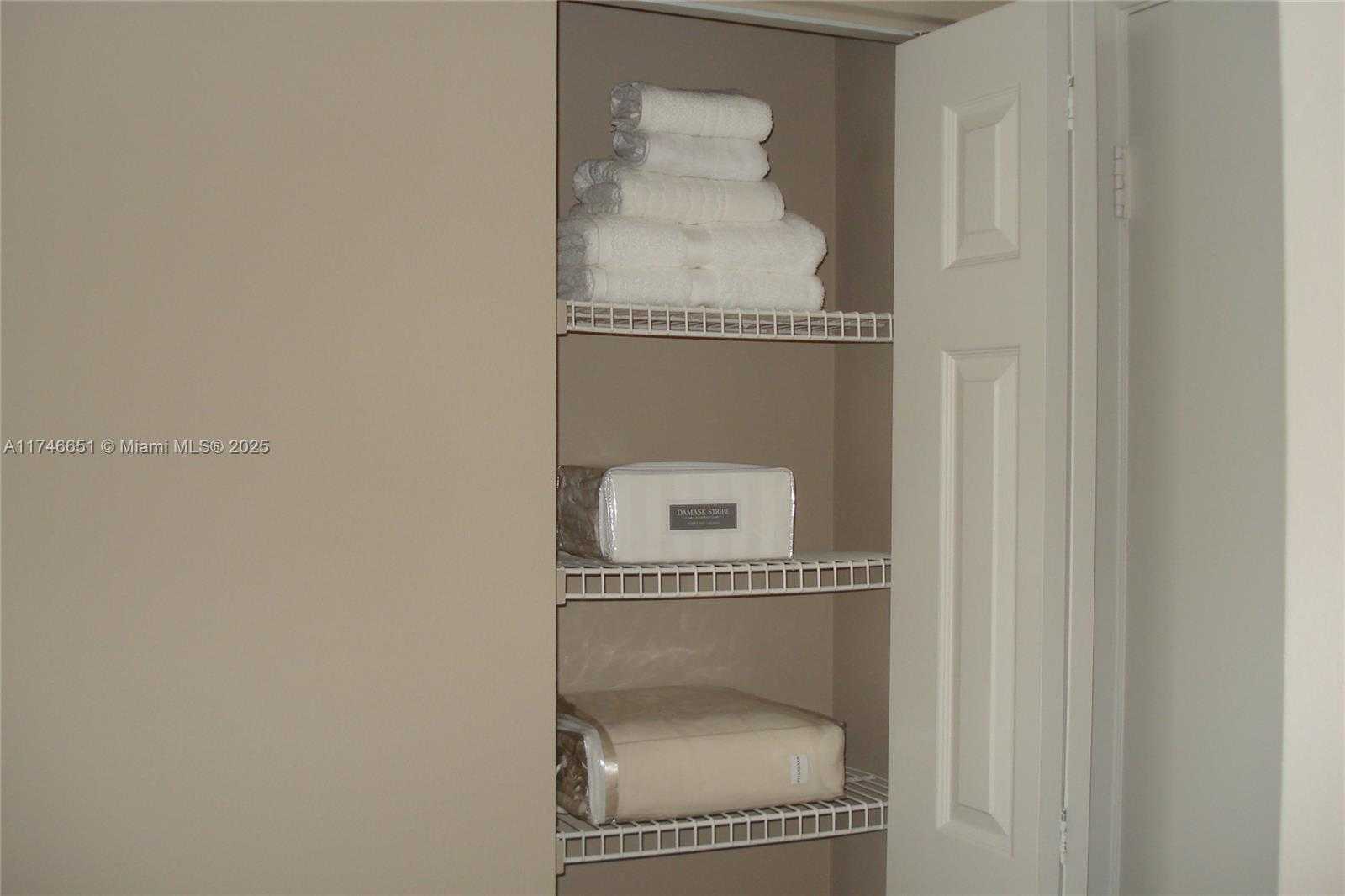Small Image of 770 CLAUGHTON ISLAND DR #2010, Miami Number 18