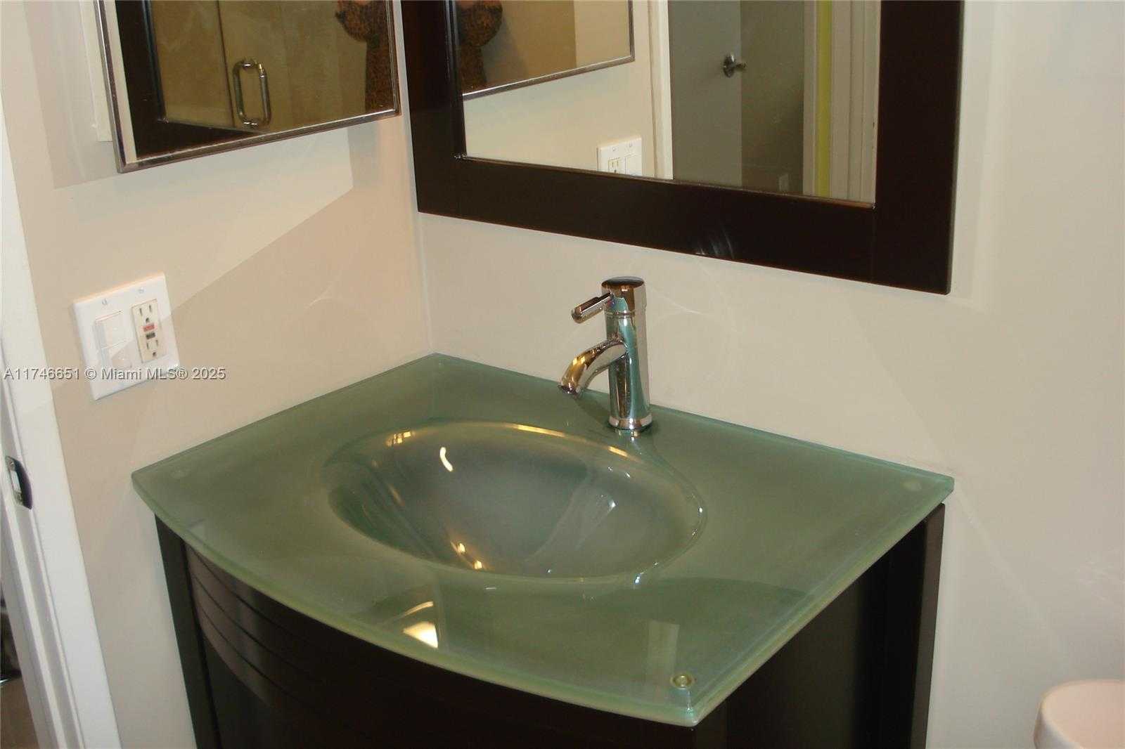 Small Image of 770 CLAUGHTON ISLAND DR #2010, Miami Number 21