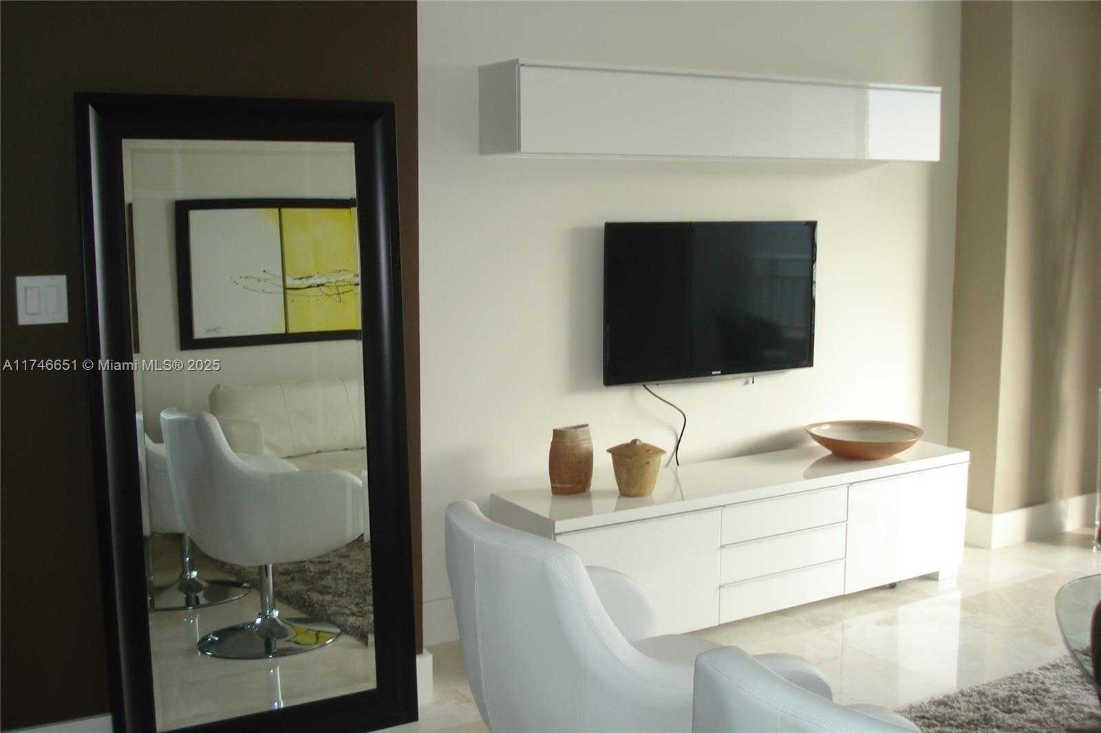 Small Image of 770 CLAUGHTON ISLAND DR #2010, Miami Number 22