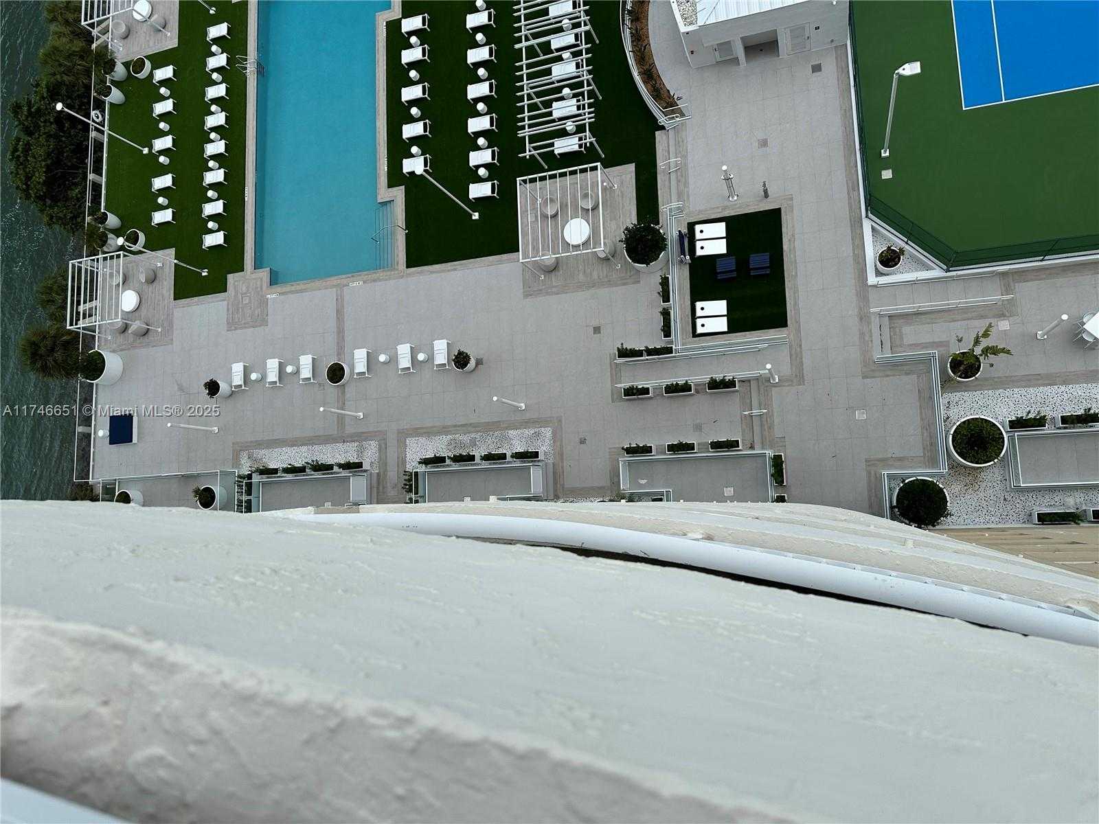 Small Image of 770 CLAUGHTON ISLAND DR #2010, Miami Number 39