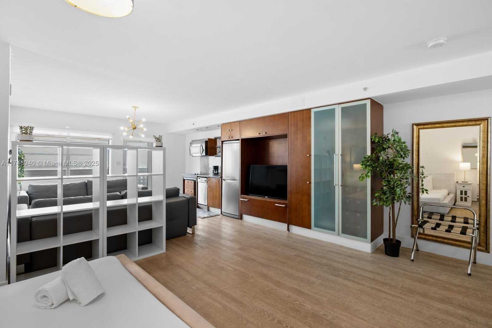 Small Image of 1024 Ocean Dr, Miami Beach, FL 33139, USA Number 16