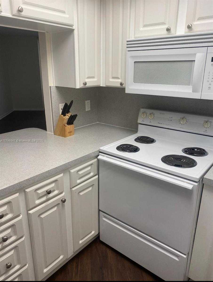 Small Image of 8353 LAKE DR #202, Doral Number 4