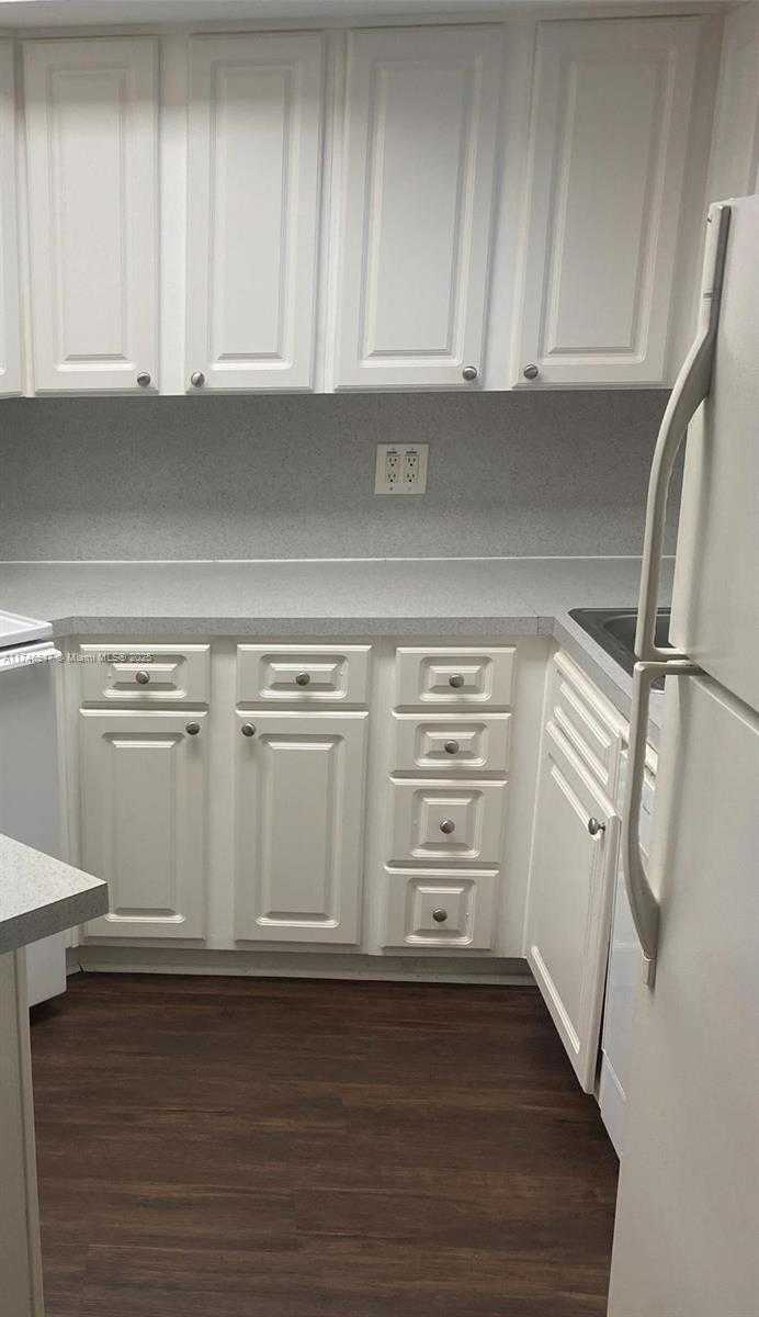 Small Image of 8353 LAKE DR #202, Doral Number 5