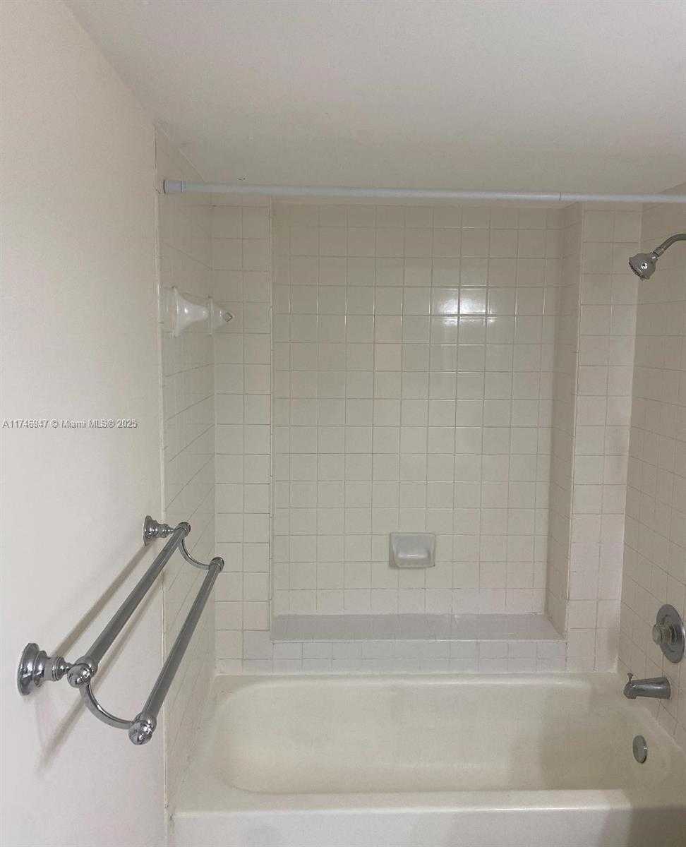 Small Image of 8353 LAKE DR #202, Doral Number 6