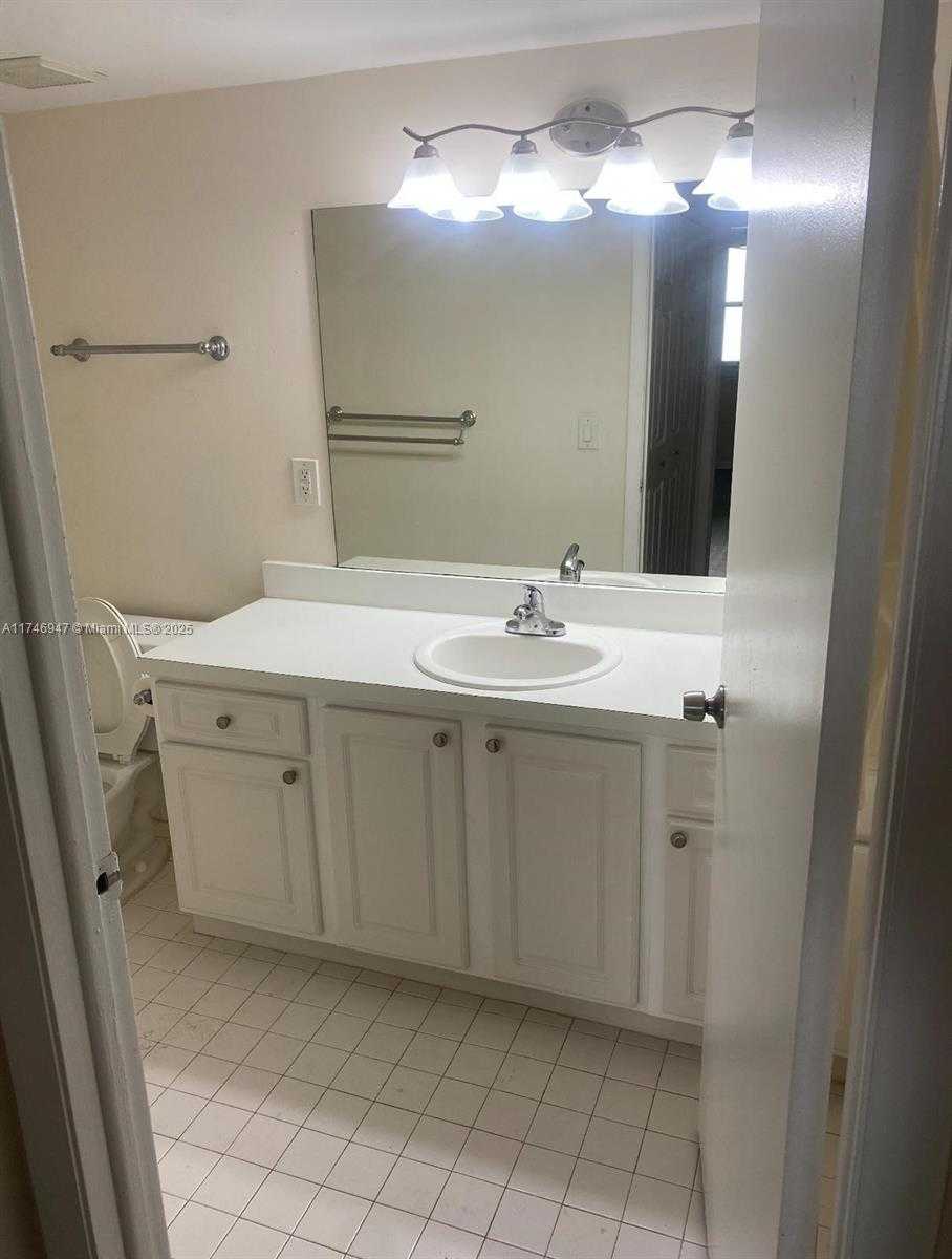 Small Image of 8353 LAKE DR #202, Doral Number 7