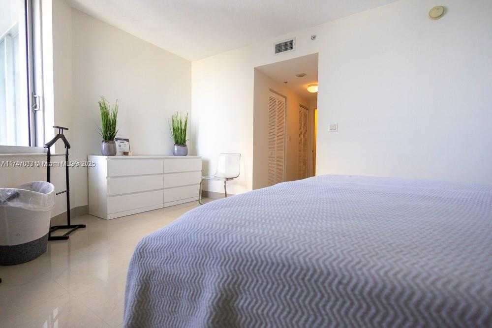 Small Image of 335 SOUTH BISCAYNE BLVD #2200, Miami Number 18