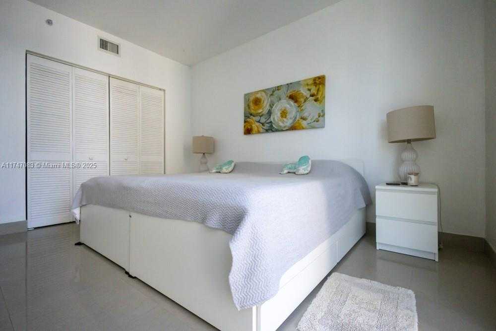 Small Image of 335 SOUTH BISCAYNE BLVD #2200, Miami Number 21