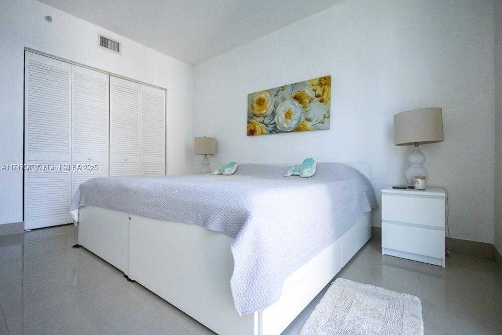 Small Image of 335 SOUTH BISCAYNE BLVD #2200, Miami Number 22