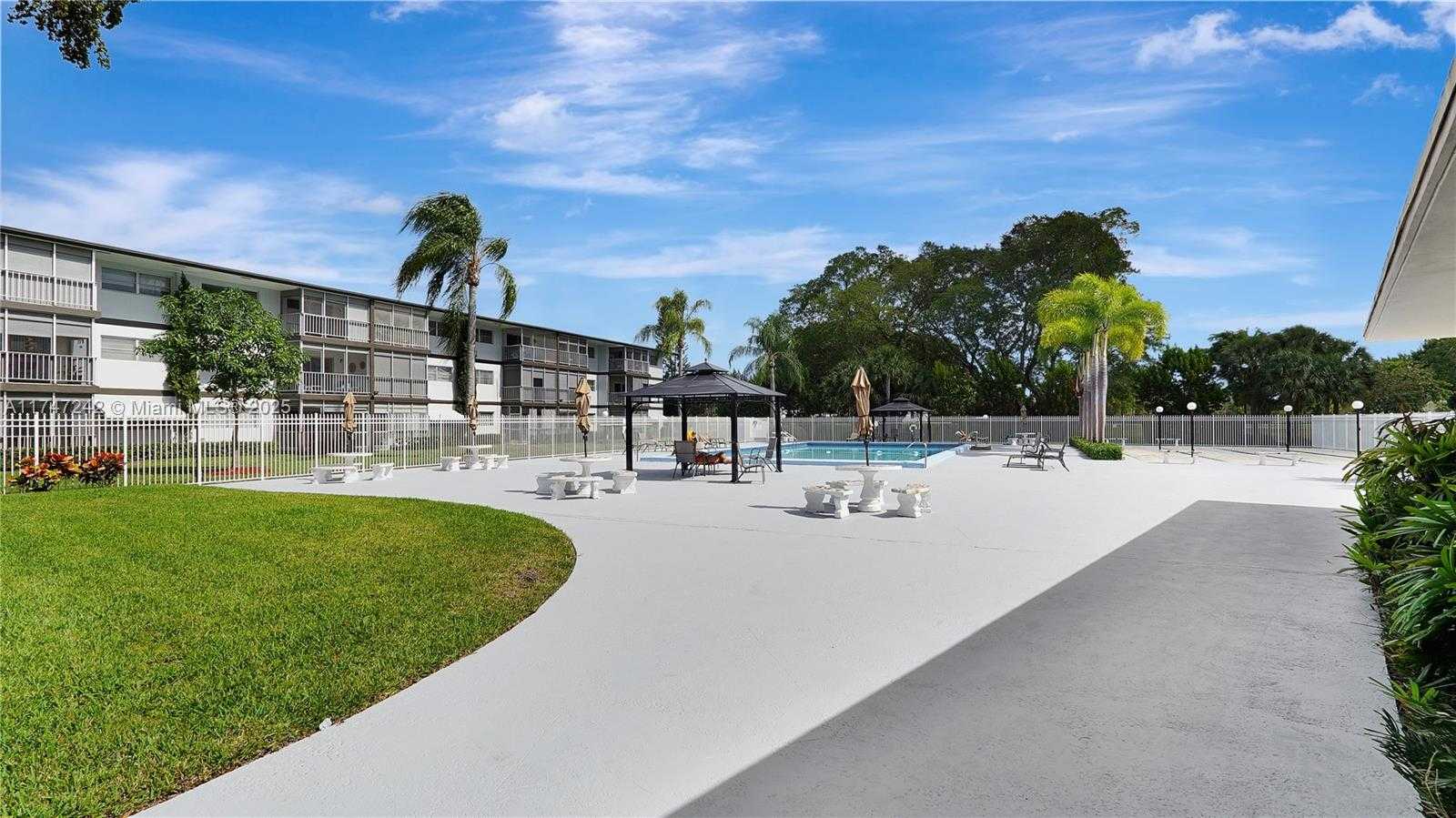 Small Image of 1101 HILLCREST CT #103, Hollywood Number 24