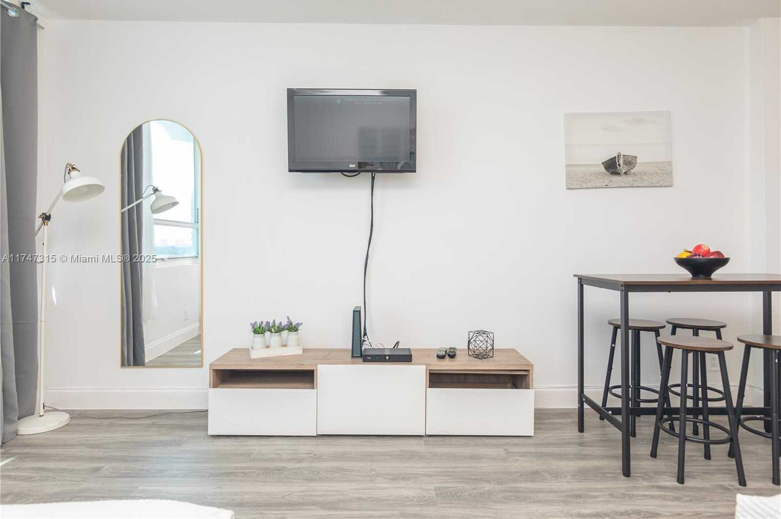 Small Image of 5445 COLLINS AVE #712, Miami Beach Number 16