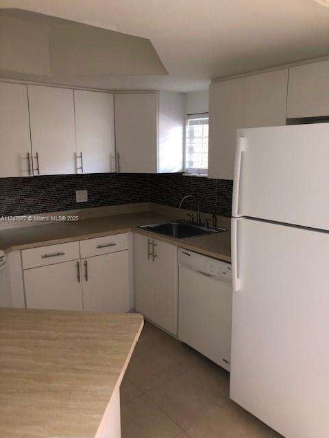 Small Image of 8353 LAKE DR #302, Doral Number 2