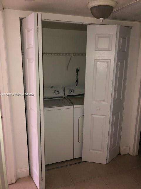 Small Image of 8353 LAKE DR #302, Doral Number 5