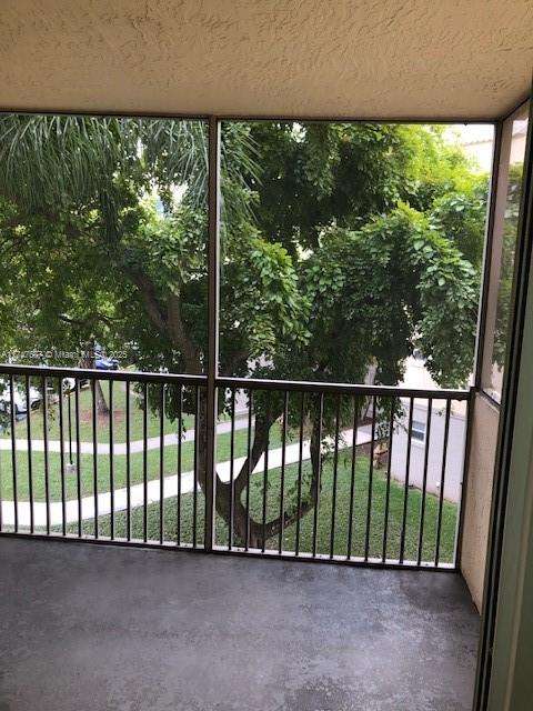 Small Image of 8353 LAKE DR #302, Doral Number 7