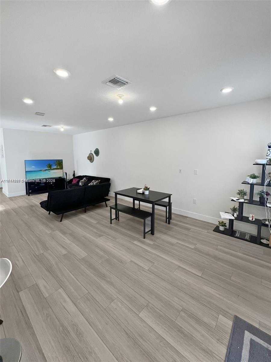 Small Image of 10441 NW 66th St, Doral, FL 33178, USA Number 10