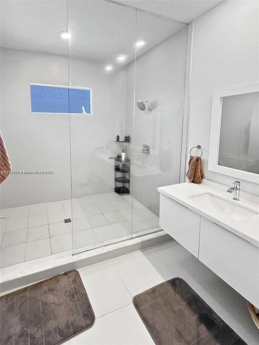 Small Image of 10441 NW 66th St, Doral, FL 33178, USA Number 15