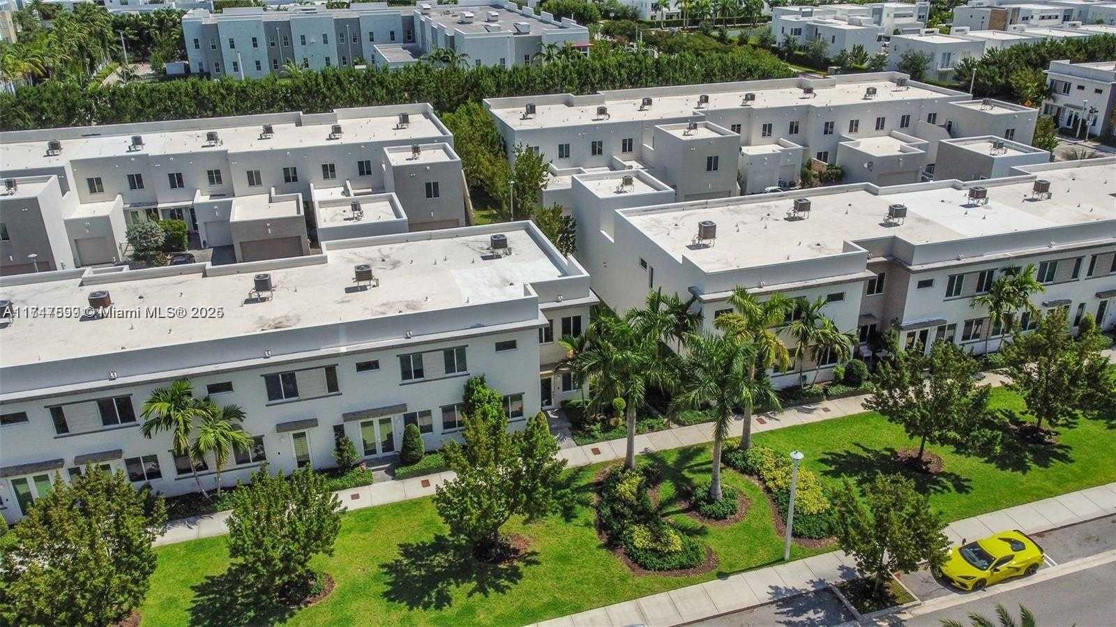 Small Image of 10441 NW 66th St, Doral, FL 33178, USA Number 2