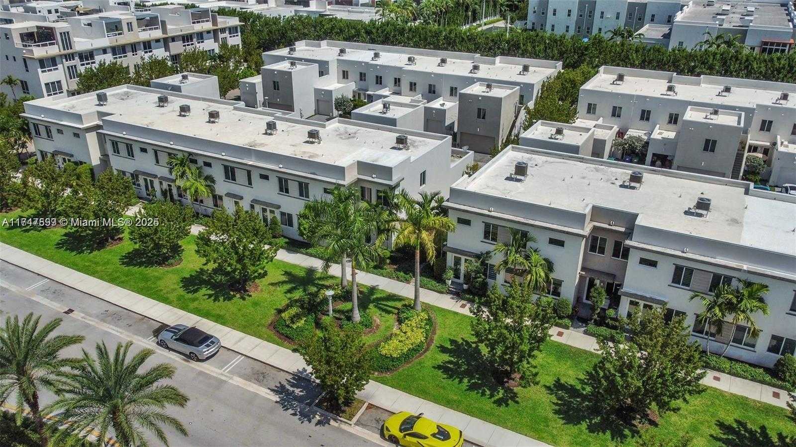 Small Image of 10441 NW 66th St, Doral, FL 33178, USA Number 3