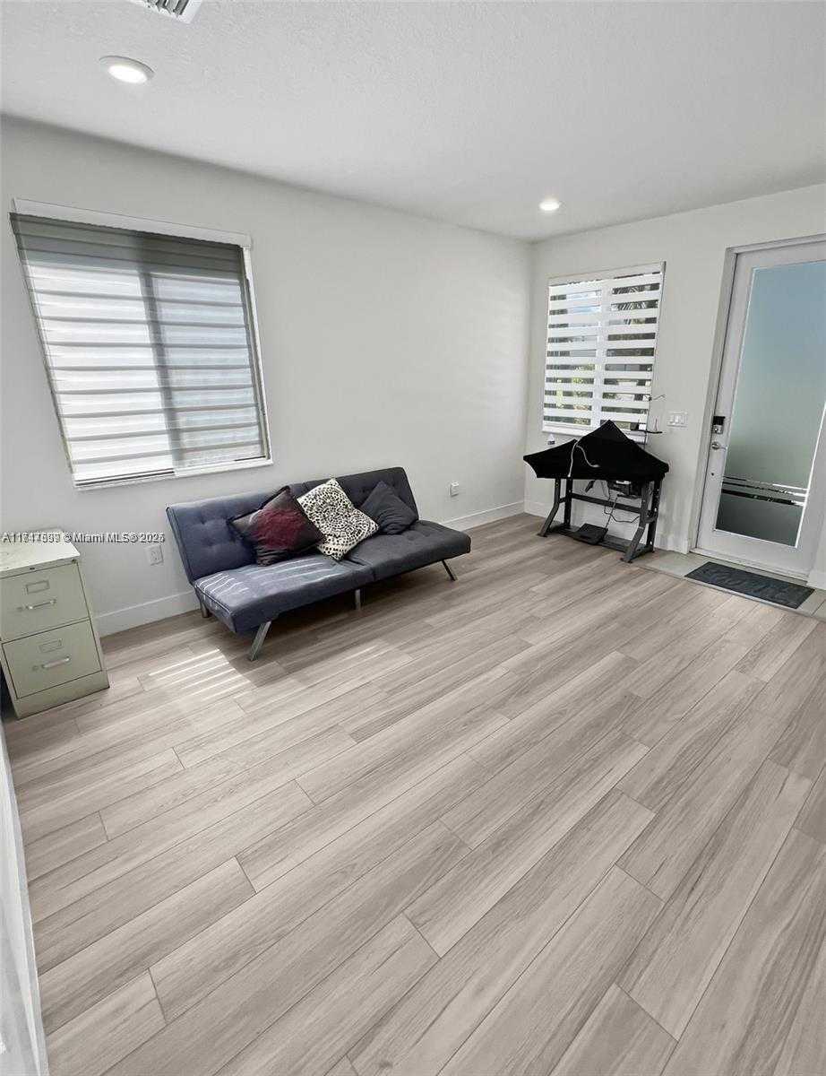 Small Image of 10441 NW 66th St, Doral, FL 33178, USA Number 7