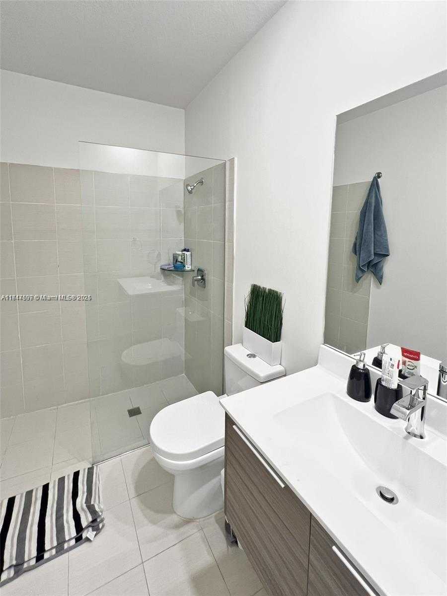 Small Image of 10441 NW 66th St, Doral, FL 33178, USA Number 9