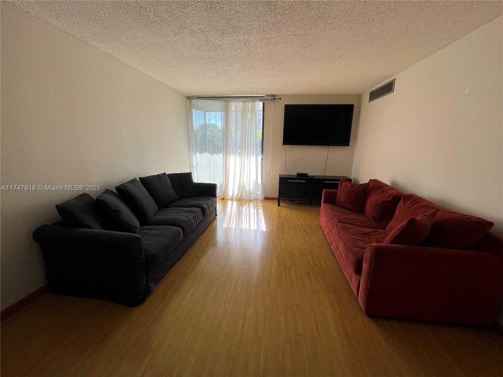 Small Image of 3375 N Country Club Dr, Miami, FL 33180, USA Number 11