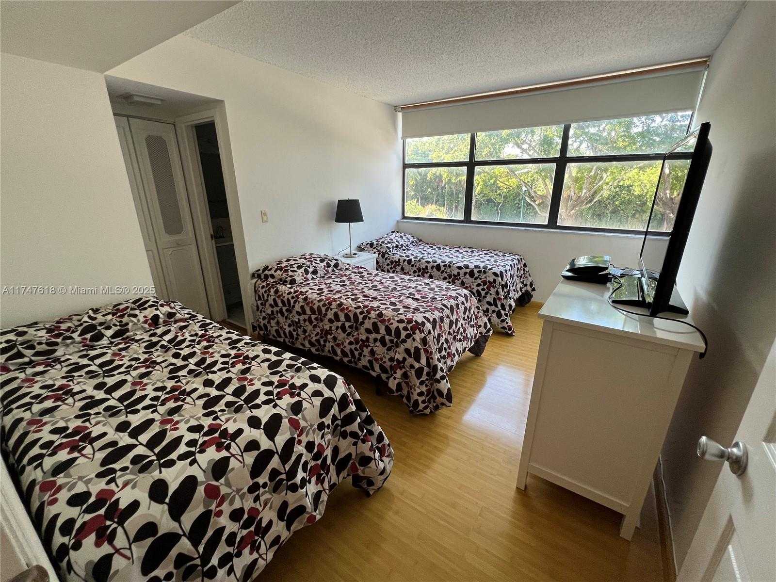 Small Image of 3375 N Country Club Dr, Miami, FL 33180, USA Number 12