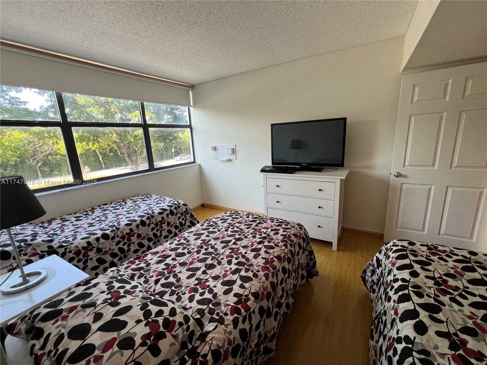 Small Image of 3375 N Country Club Dr, Miami, FL 33180, USA Number 13