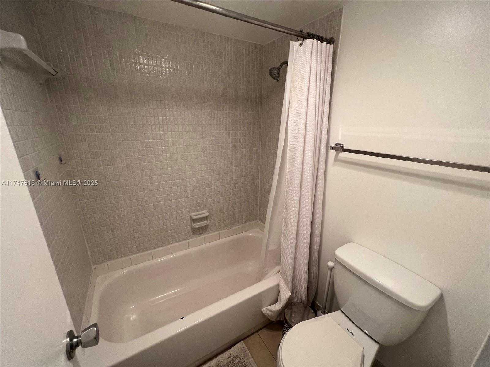 Small Image of 3375 N Country Club Dr, Miami, FL 33180, USA Number 14