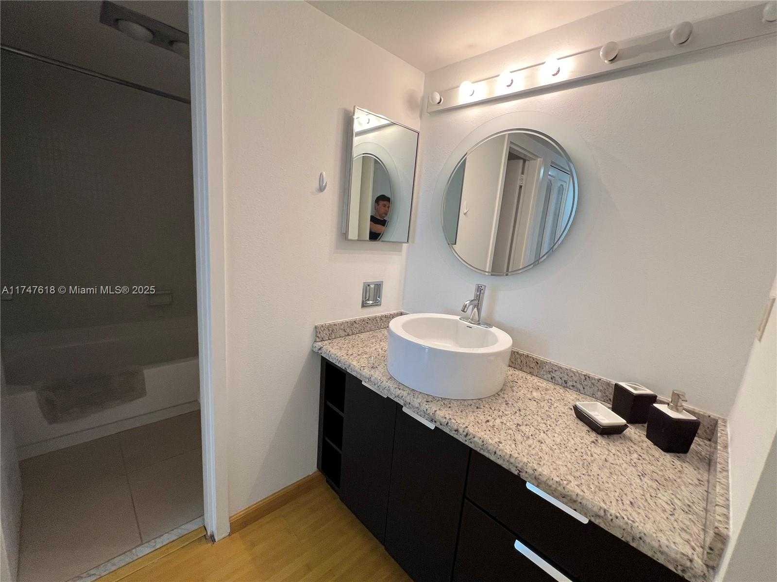 Small Image of 3375 N Country Club Dr, Miami, FL 33180, USA Number 15