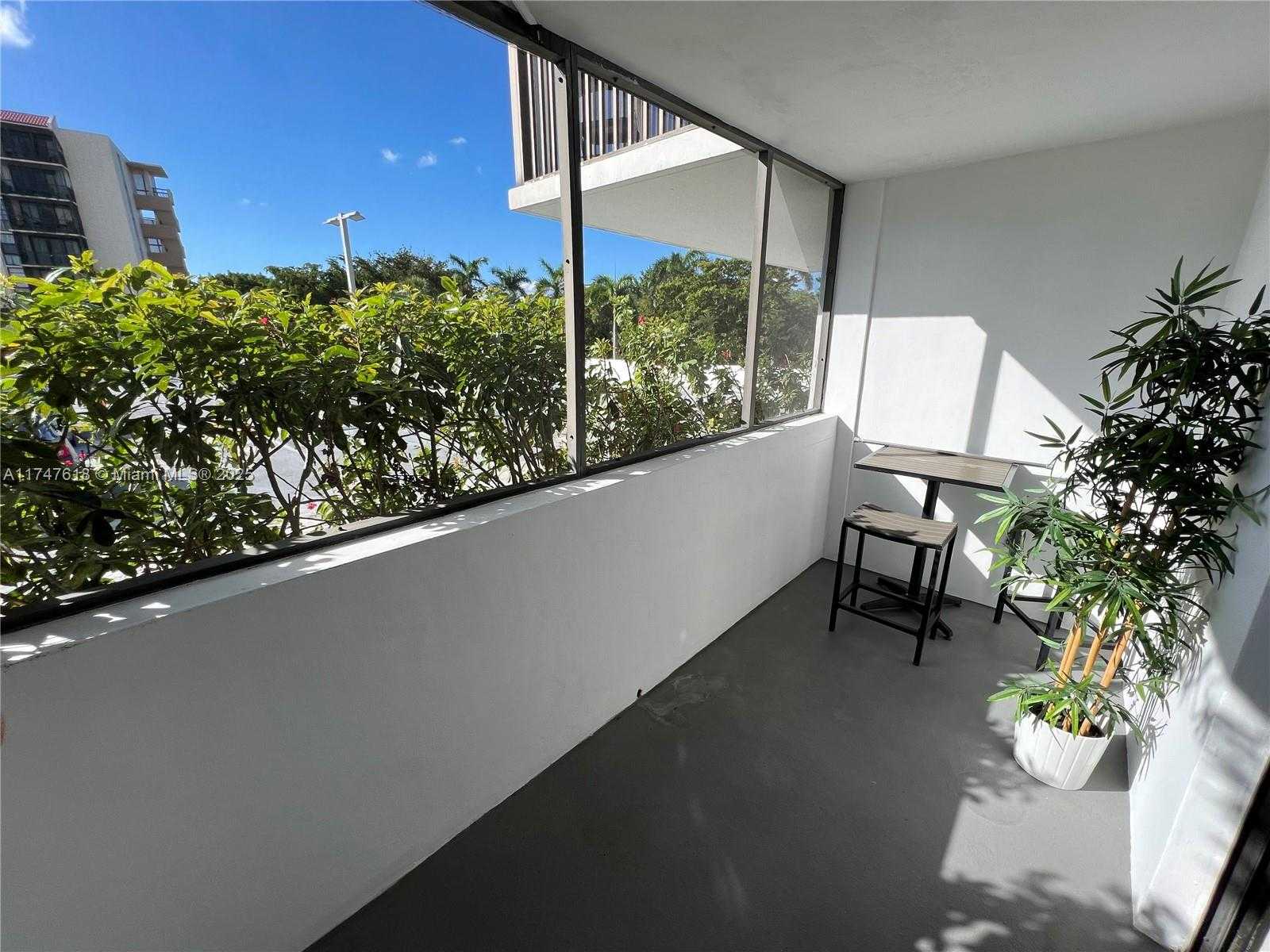 Small Image of 3375 N Country Club Dr, Miami, FL 33180, USA Number 17