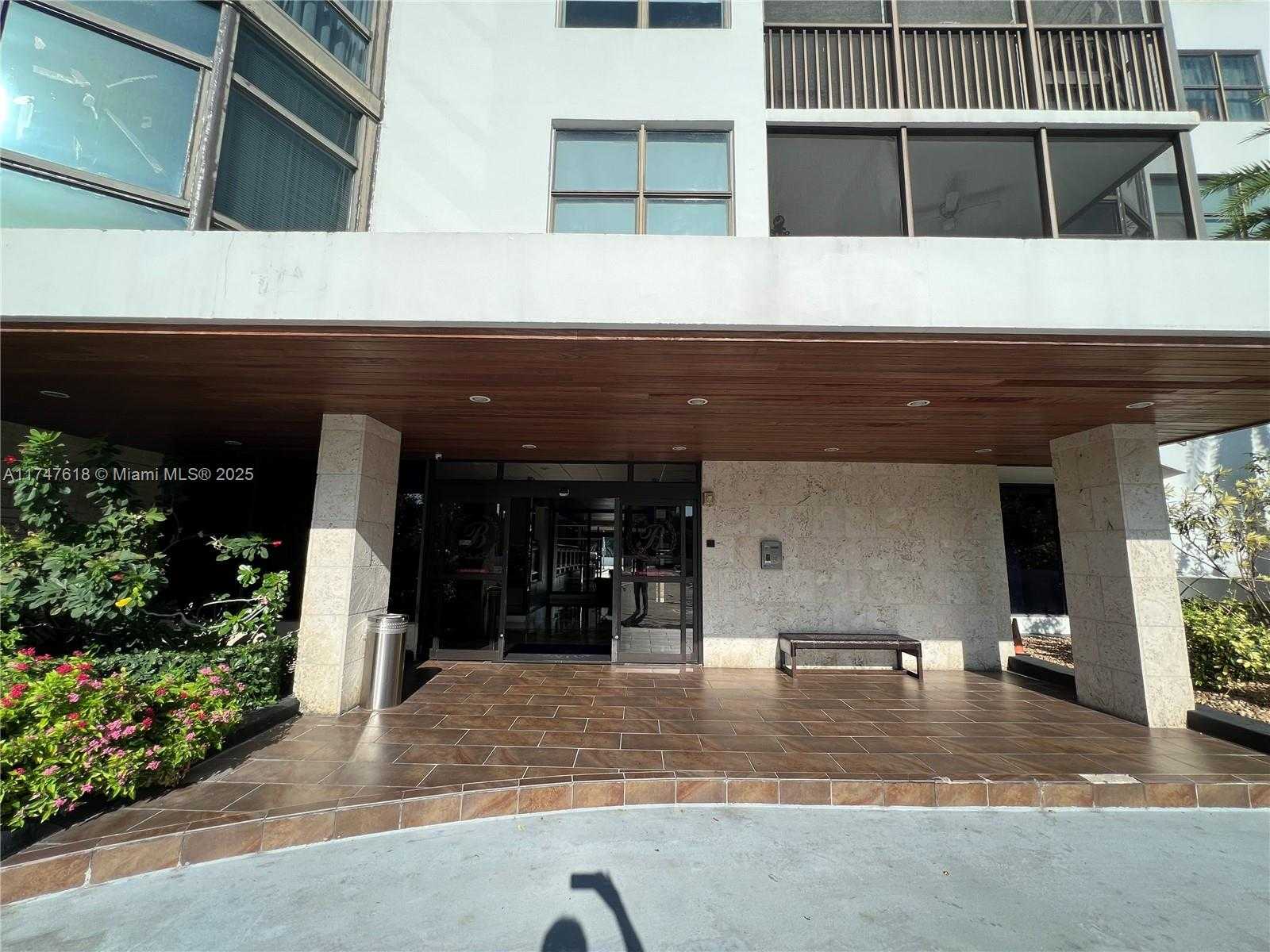 Small Image of 3375 N Country Club Dr, Miami, FL 33180, USA Number 2