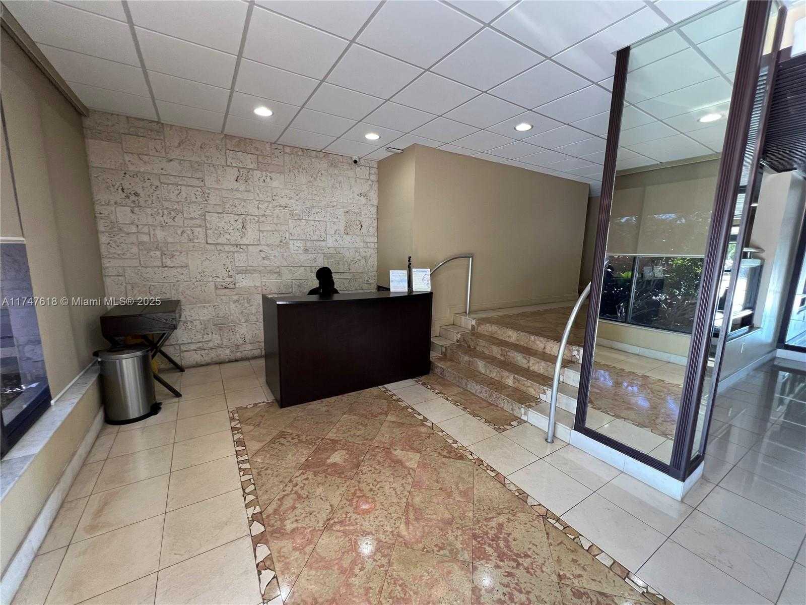 Small Image of 3375 N Country Club Dr, Miami, FL 33180, USA Number 4