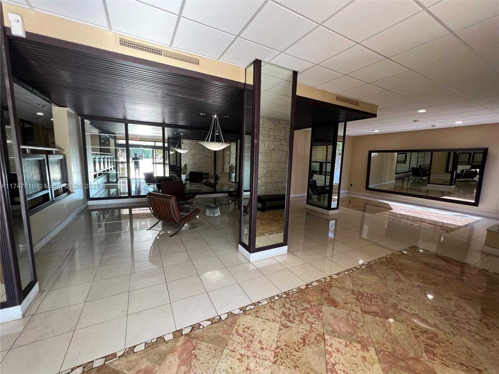 Small Image of 3375 N Country Club Dr, Miami, FL 33180, USA Number 5