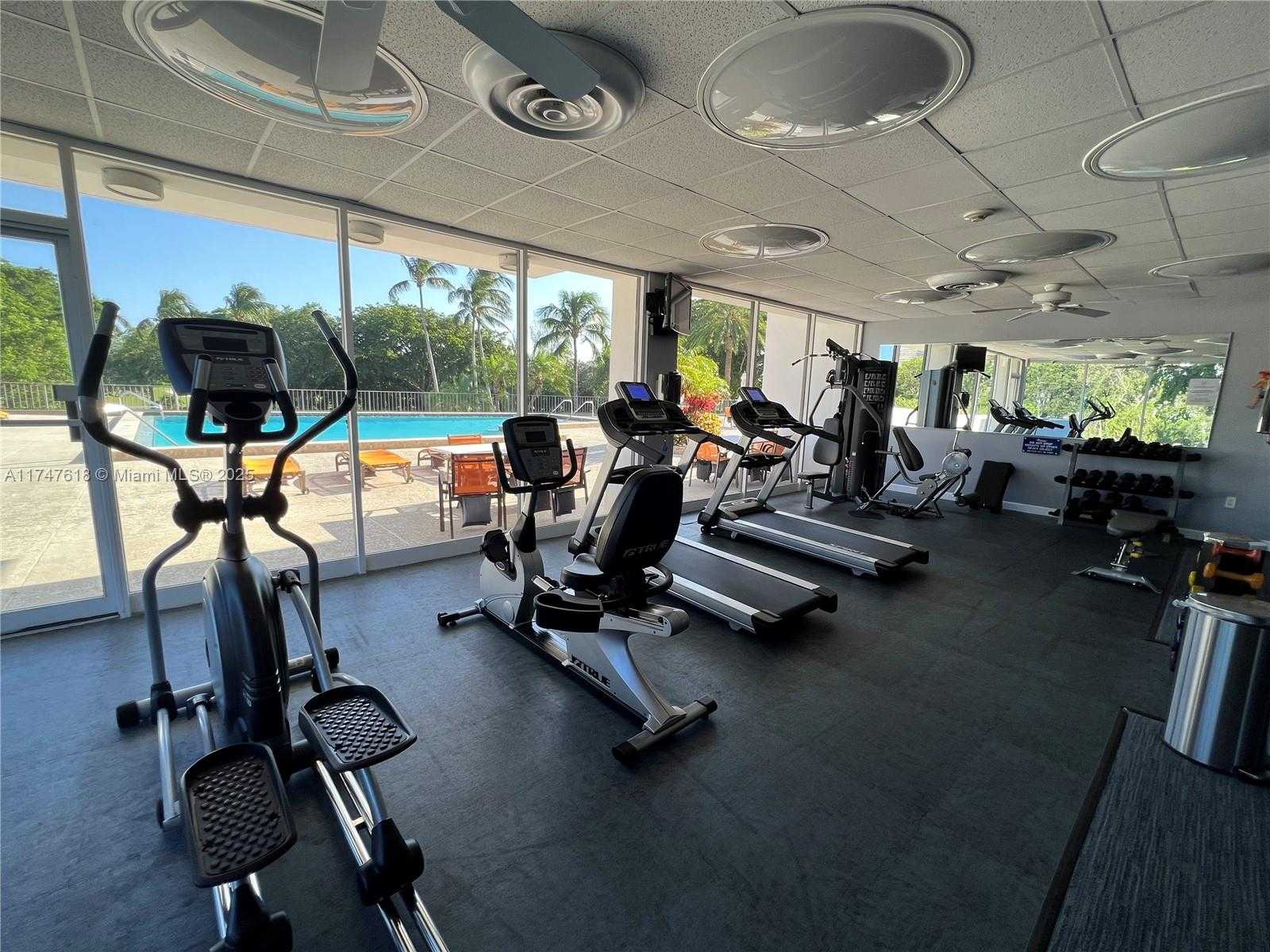 Small Image of 3375 N Country Club Dr, Miami, FL 33180, USA Number 7