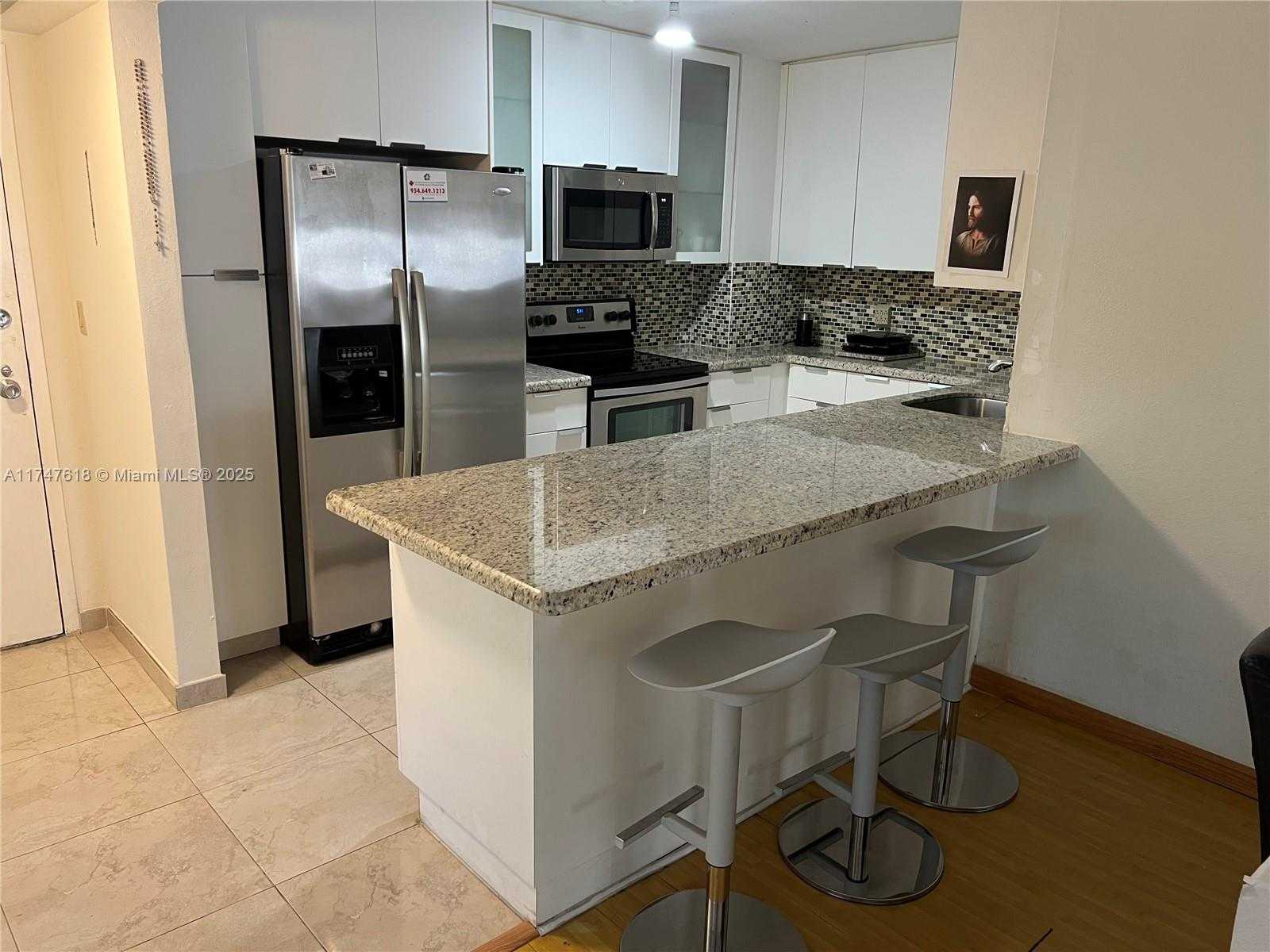 Small Image of 3375 N Country Club Dr, Miami, FL 33180, USA Number 9