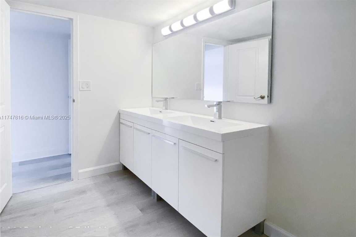 Small Image of 1000 PARKVIEW DR #121, Hallandale Beach Number 15