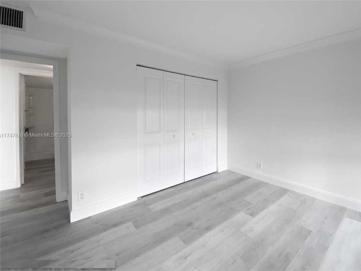 Small Image of 1000 PARKVIEW DR #121, Hallandale Beach Number 16