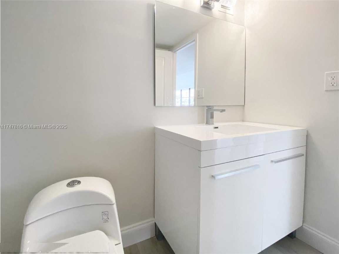 Small Image of 1000 PARKVIEW DR #121, Hallandale Beach Number 18