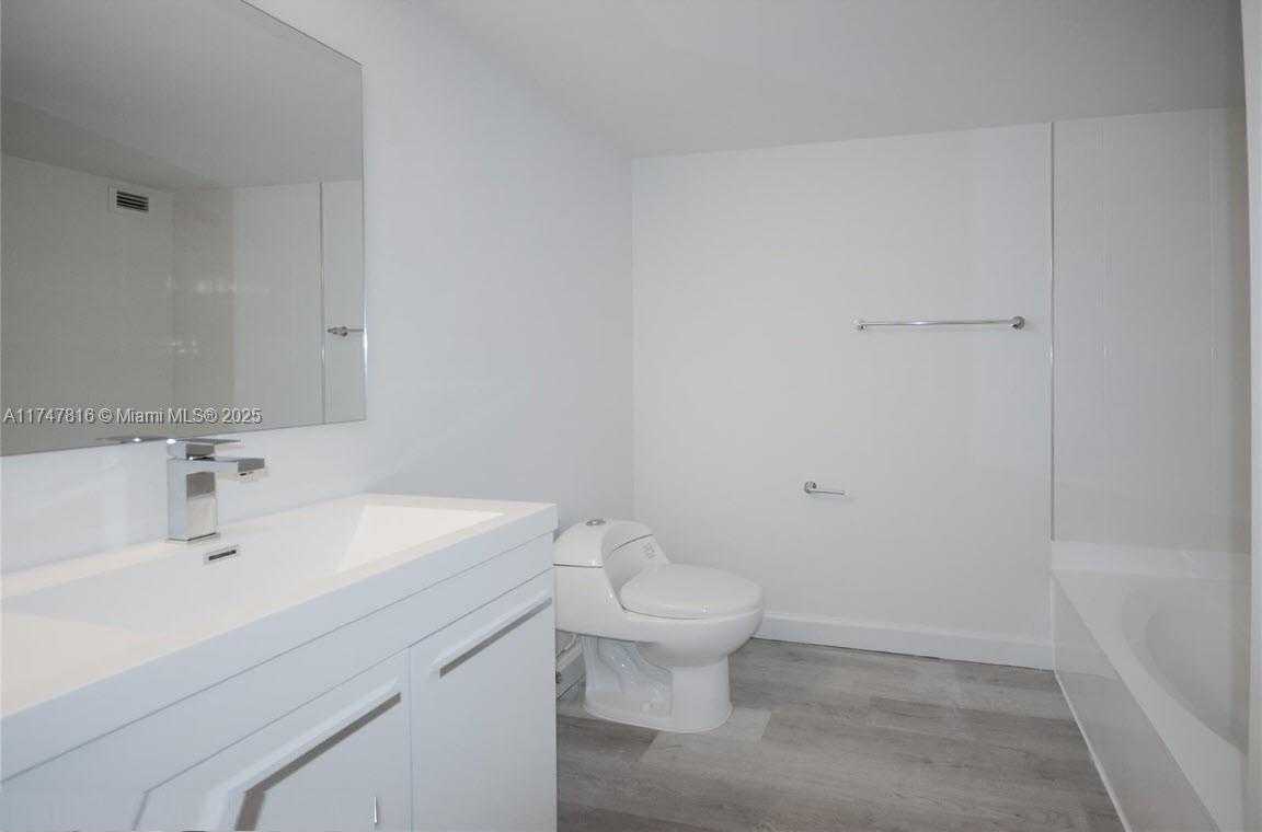 Small Image of 1000 PARKVIEW DR #121, Hallandale Beach Number 20
