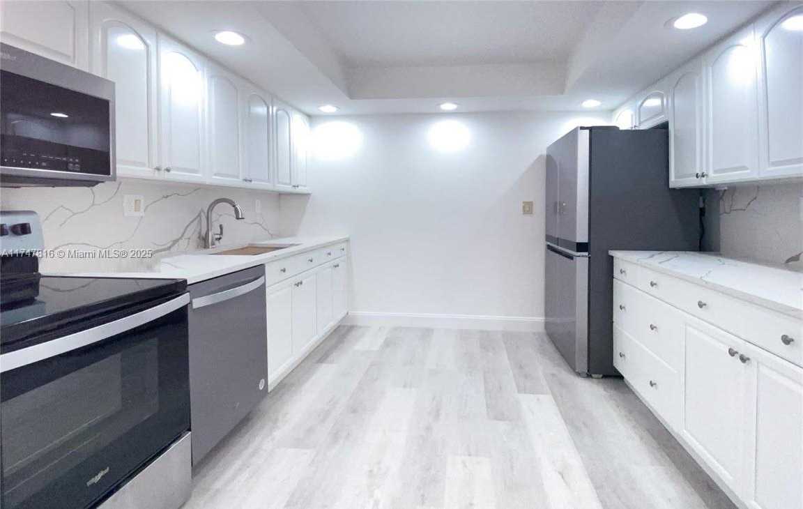 Small Image of 1000 PARKVIEW DR #121, Hallandale Beach Number 7