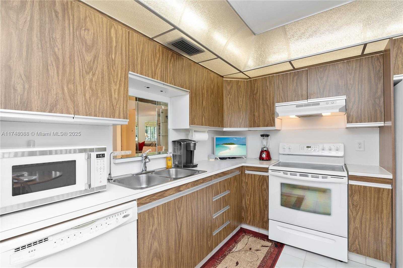 Small Image of 2201 LUCAYA BND #M2, Coconut Creek Number 6