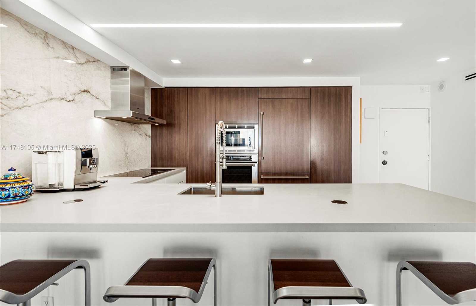 Small Image of 5555 COLLINS AVE #PHC, Miami Beach Number 38