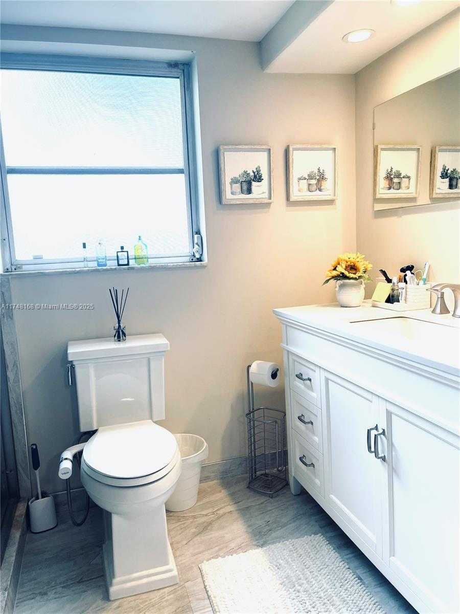 Small Image of 3800 OAKS CLUBHOUSE DR #112, Pompano Beach Number 11