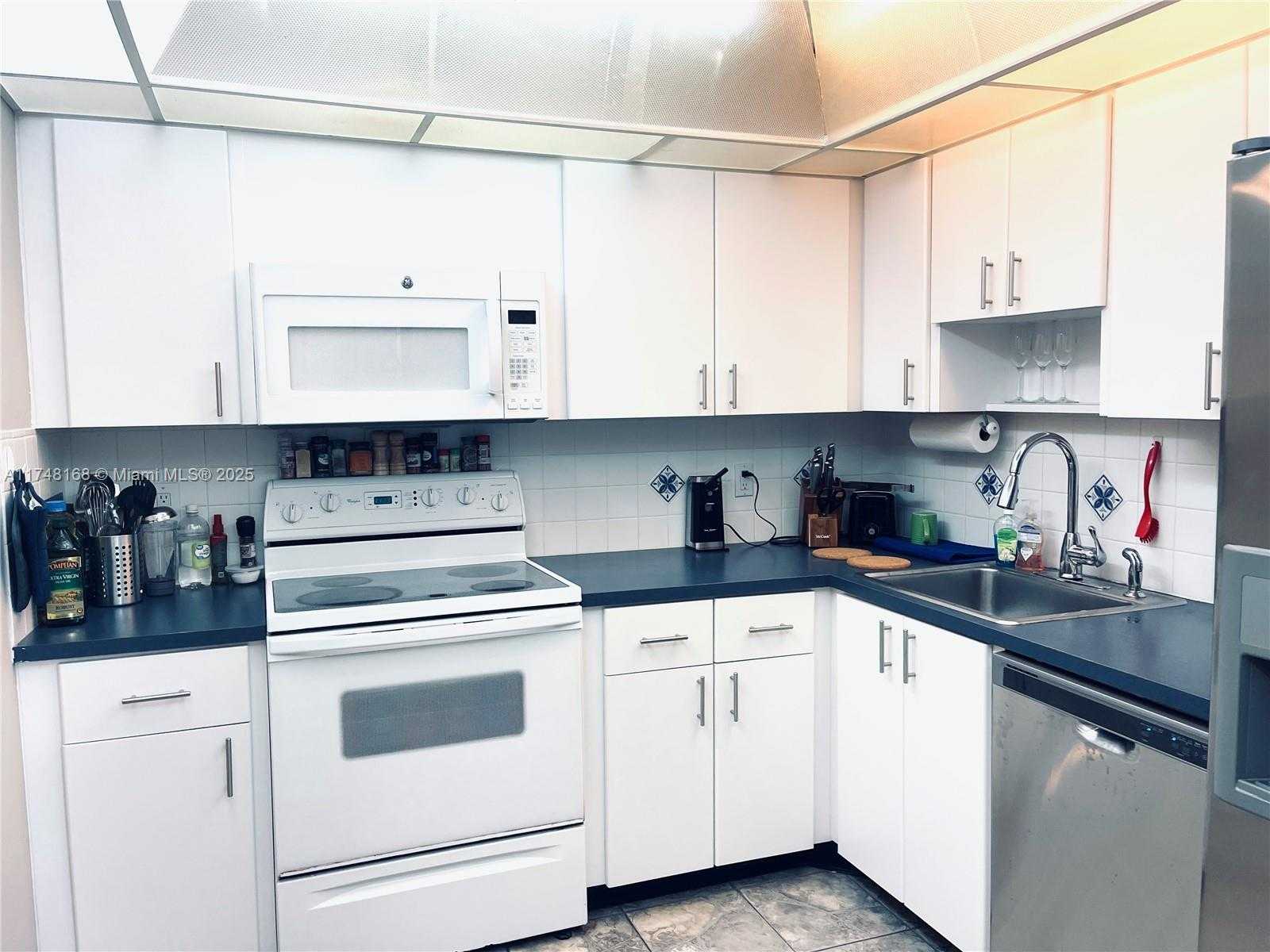 Small Image of 3800 OAKS CLUBHOUSE DR #112, Pompano Beach Number 16