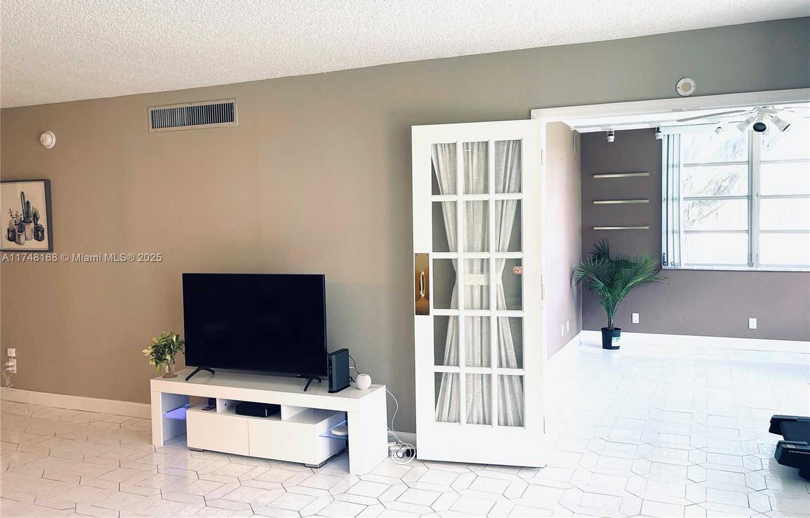 Small Image of 3800 OAKS CLUBHOUSE DR #112, Pompano Beach Number 26